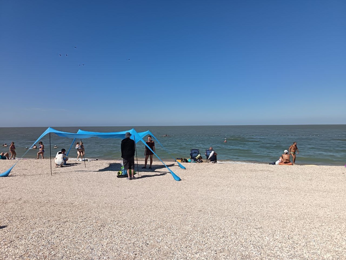 В синих лежаках - мы