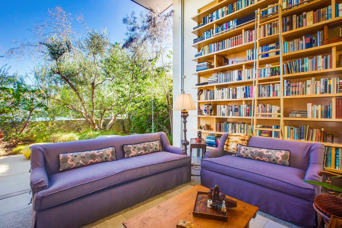 Библиотека в доме Эмилии. 