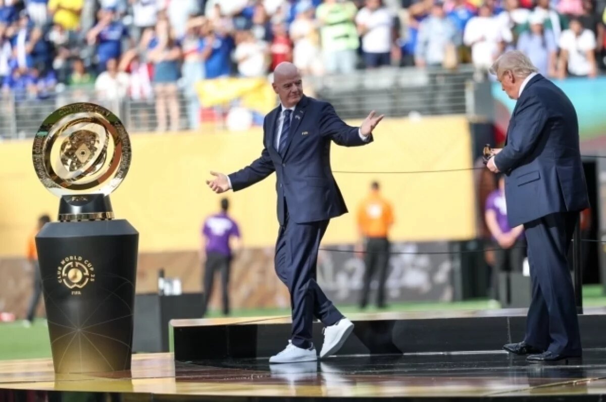    ФИФА отдала Трампу трофей Клубного чемпионата мира, а «Челси» вручили копию