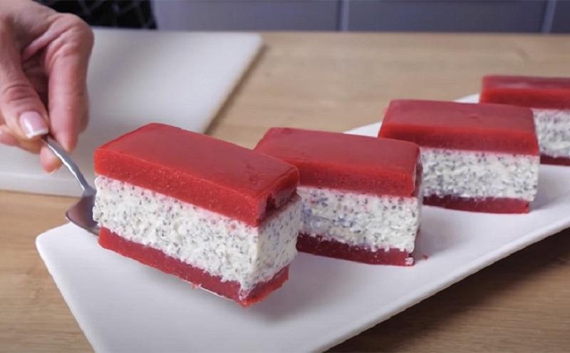 Домашний двухслойный десерт с клубникой и чиа — нежность в каждом кусочке