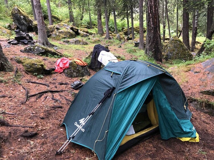 Ставить палатку в одиночку оказалось совсем непросто. Фото: Олег ГАЛИМОВ