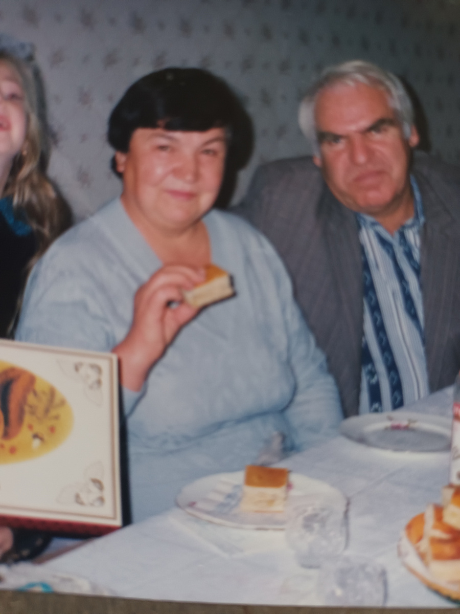 Заполируем праздничный ужин пирожком, а затем и конфетками. Давайте их, давайте. Не стесняйтесь