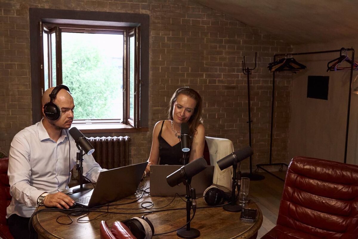 Юлия Романова и Вадим Степанов, ведущие