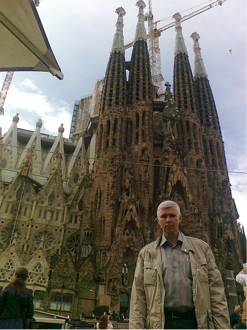 Анатолий Аркадьевич у собора Саграда Фамилия, Испания, Барселона