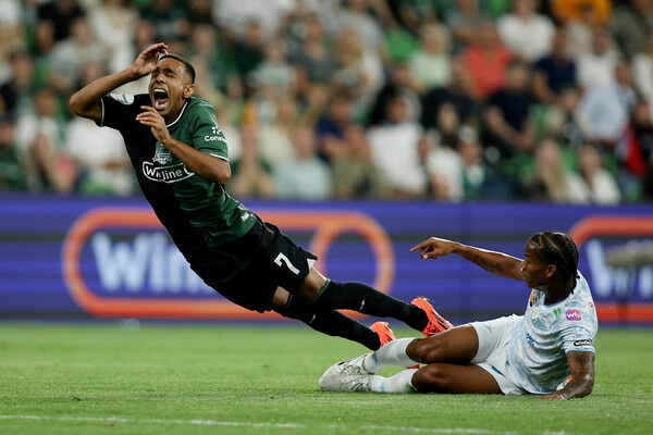 Игрок ФК «Краснодар» Виктор Са (слева) в матче 10-го тура чемпионата России по футболу среди клубов Премьер-лиги между ФК «Краснодар» (Краснодар) и ФК «Зенит» (Санкт-Петербург), 28 сентября 2024 года / Виталий Тимкив/РИА Новости   📷