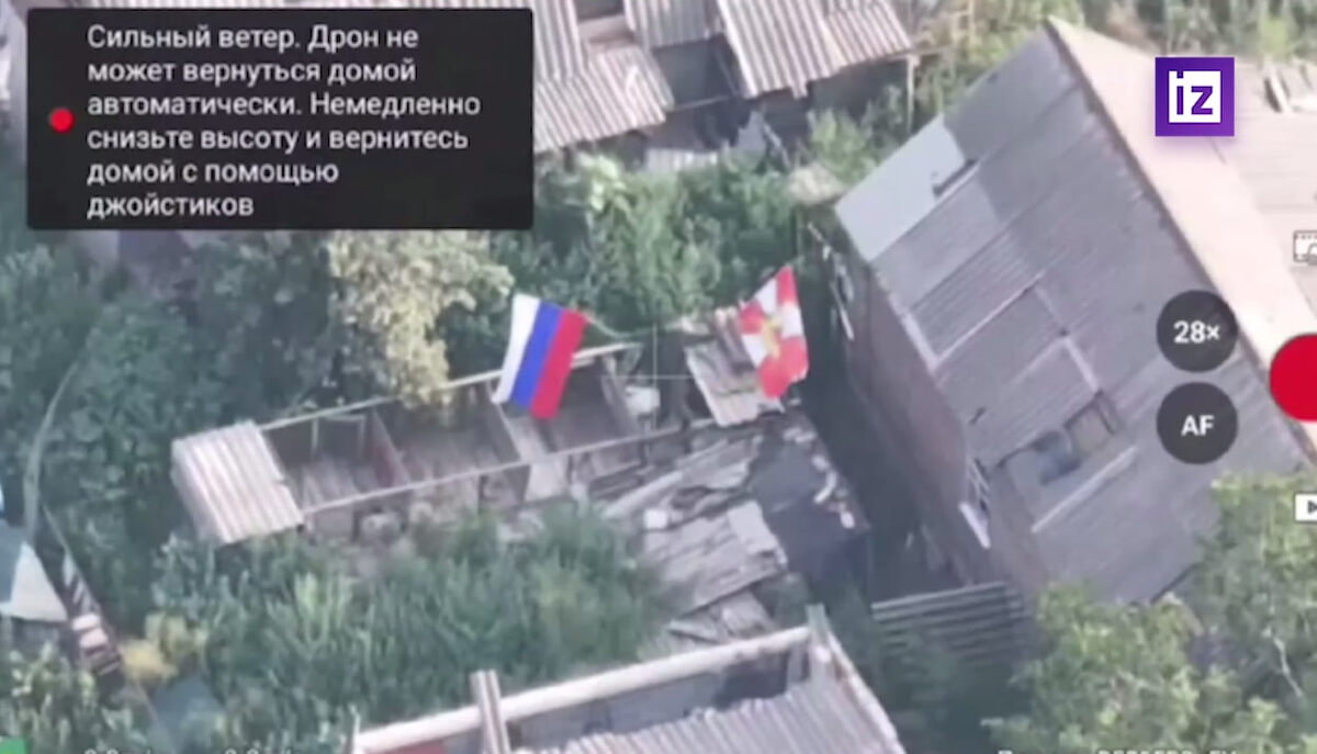 Российский флаг в Петровке (ДНР). Фото: соцсети 