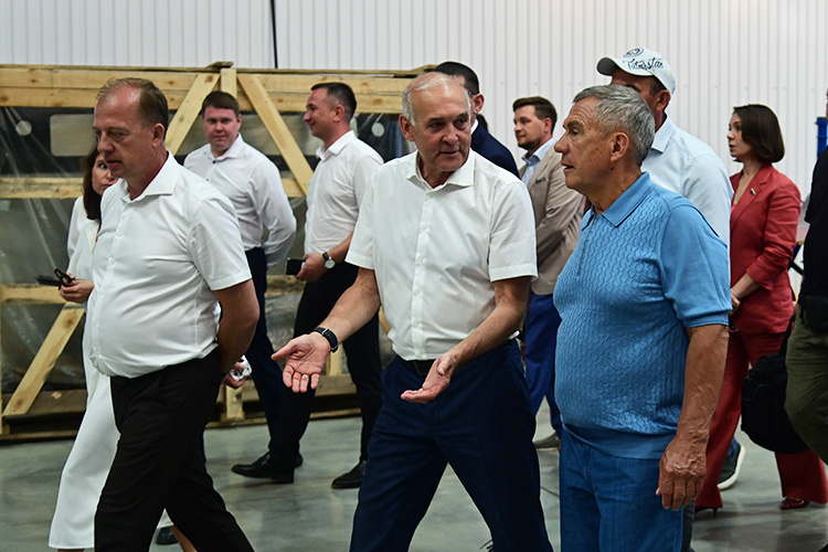    Почти час из двухчасового совещания занял доклад мэра Наиля Магдеева о визите Рустама Минниханова в Набережные Челны.   
Фото: rais.tatarstan.ru