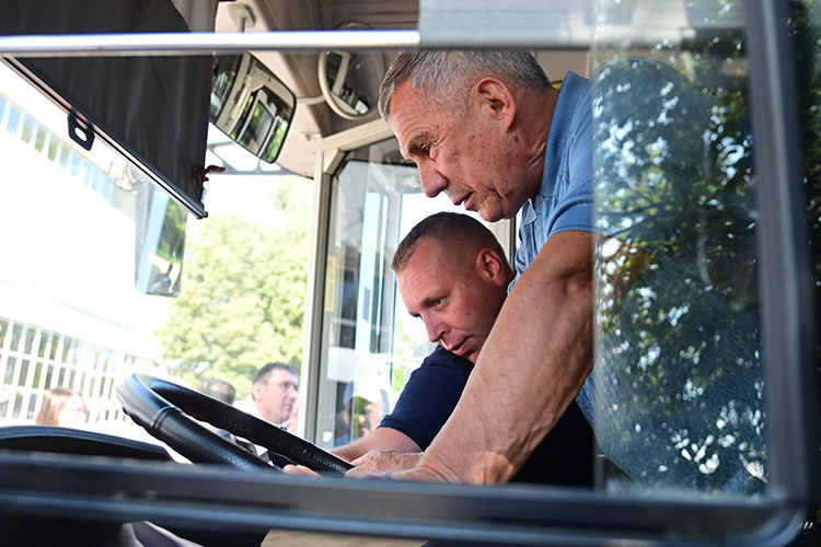    Городские перевозки в Челнах убыточные, но так «во всем мире», приходится выделять дотации. Себестоимость одной поездки составляет 70 рублей, а стоимость проезда — 40, разницу надо возмещать.   
Фото: rais.tatarstan.ru
