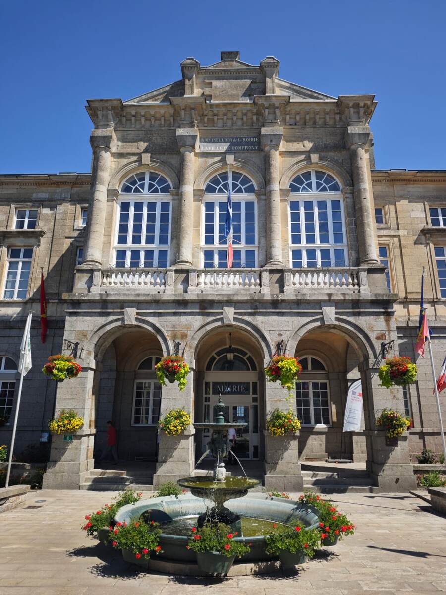 Мэрия Домфрона украшена к 14 июля