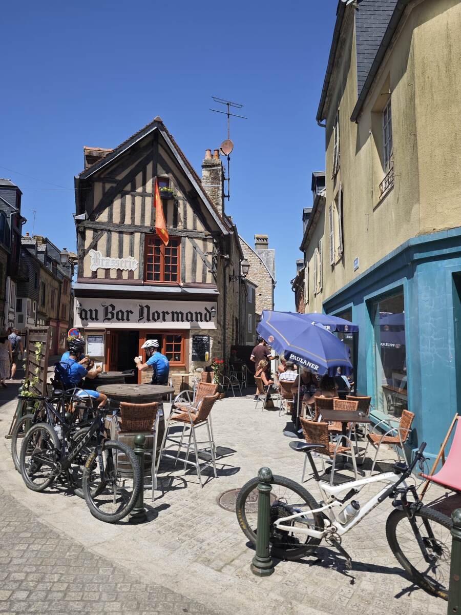 Домфрон, похоже, служит "перевалочным пунктом" для многих путешественников