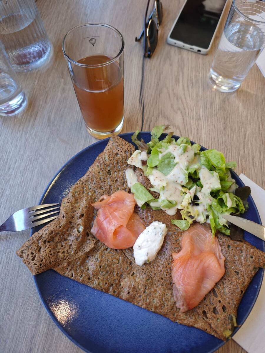 Традиционное сочетание в Нормандии - гречневый блинчик и сидр (в моем случае - яблочный сок)