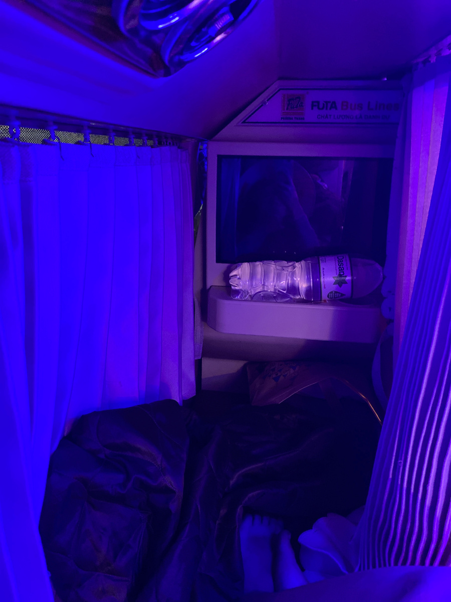 Место у ног в слипбасе