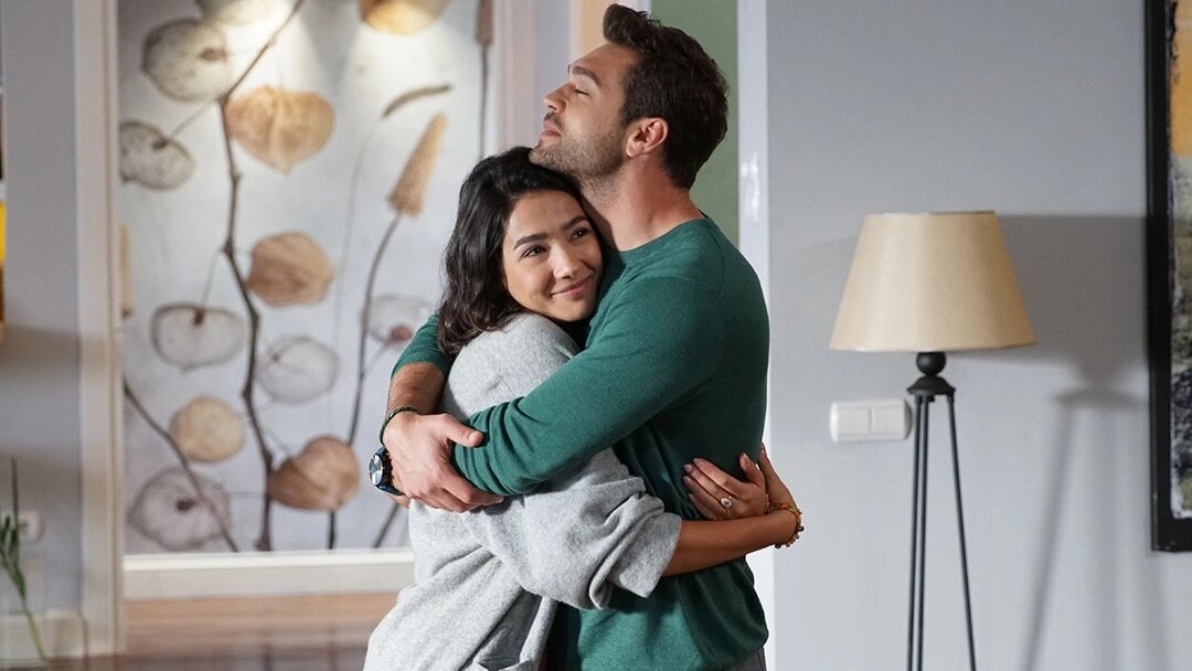 кадр из сериала "Повсюду ты"