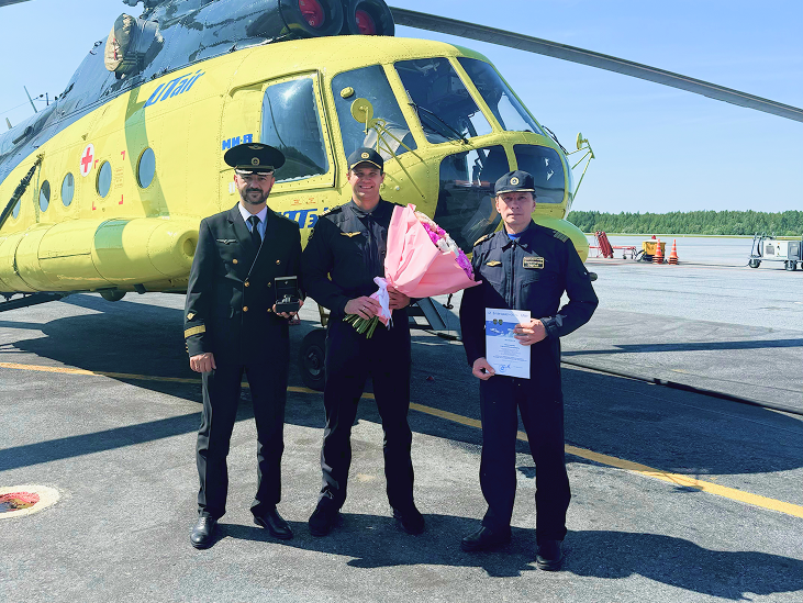 Слева направо:  Иван Шпорт, командир летного отряда № 2;
Иван Трапезников, командир вертолета Ми-8 авиаэскадрильи № 4 летного отряда № 2;
Сергей Болотников, командир-инструктор вертолета Ми-8 авиаэскадрильи № 4 ЛО № 2;