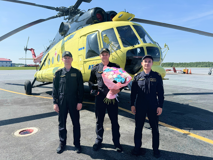 Слева направо: Александр Шаповалов, бортмеханик вертолета Ми-8 авиаэскадрильи № 4 ЛО № 2
Иван Трапезников, командир вертолета Ми-8 авиаэскадрильи № 4 летного отряда № 2
Рифкат Абдувалиев, второй пилот вертолета Ми-8 авиаэскадрильи № 4 ЛО № 2