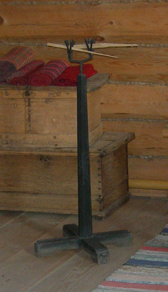 Светец с лучиной. Музейный экспонат