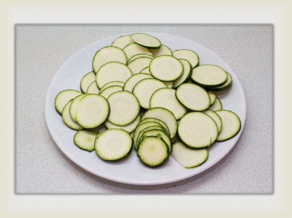 Слишком тонко не нужно,иначе при последующем приготовлении всё превратится в кашу.Но и слишком толсто тоже нельзя-так будет дольше приготовление и вся эстетика выветрится))