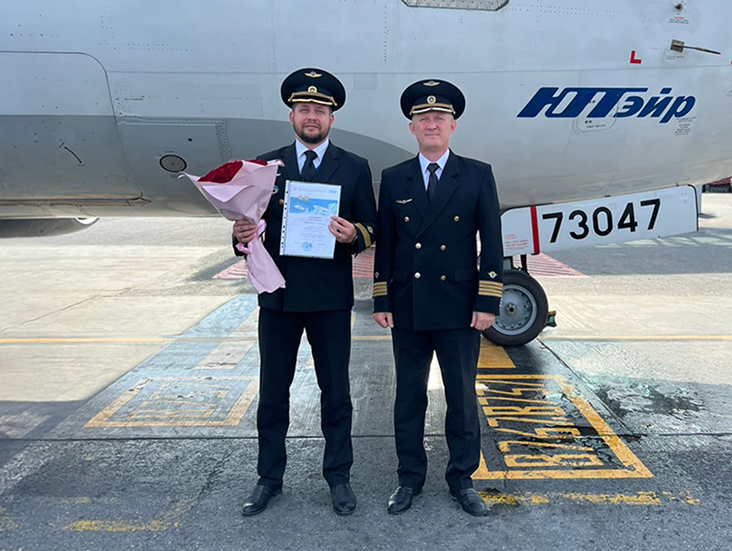 Константин Пересторонин, командир воздушного судна Boeing 737, авиаэскадрильи № 1 летного отряда № 3 и Дмитрий Кузнецов, заместитель командира летного отряда № 3.