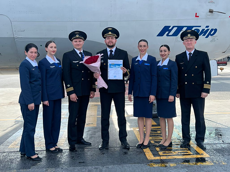 Слева направо:  Динара Габдрахимова, бортпроводник СБП г. Уфа;
Арина Максютова, бортпроводник СБП г. Уфа;
Андрей Кочетов, второй пилот ВС Boeing 737 авиаэскадрильи № 1 летного отряда № 1;
Константин Пересторонин, командир ВС Boeing 737, авиаэскадрильи № 1 ЛО № 3;
Дарья Елисеева, бортпроводник СБП г. Уфа;
Юлия Ахмадуллина, бортпроводник СБП г. Уфа;
Дмитрий Кузнецов, заместитель командира летного отряда № 3.