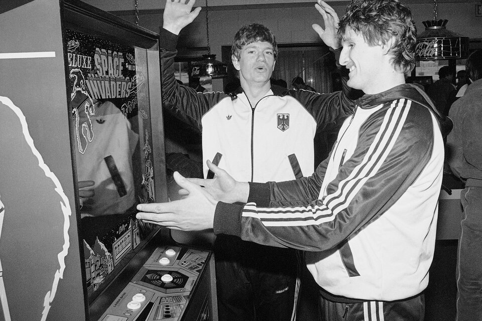    Aркадный автомат Space Invaders на Зимних Олимпийских играх 1980 года