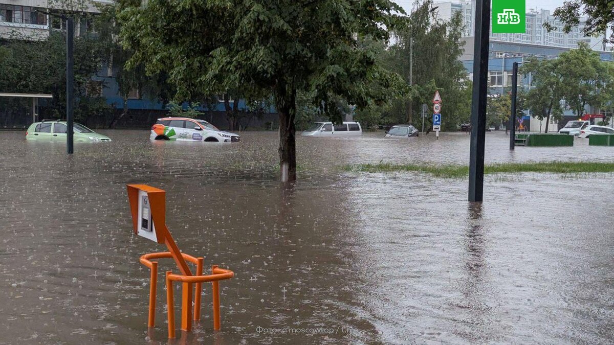    Ливни, грозы и затопленные улицы: непогода бушует в Москве