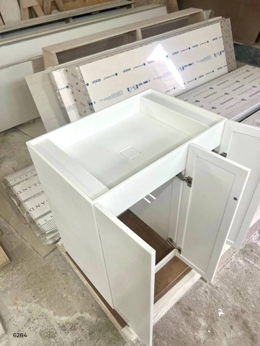 Тумба с полками и интегрированной раковиной изготовлена полностью из искусственного камня