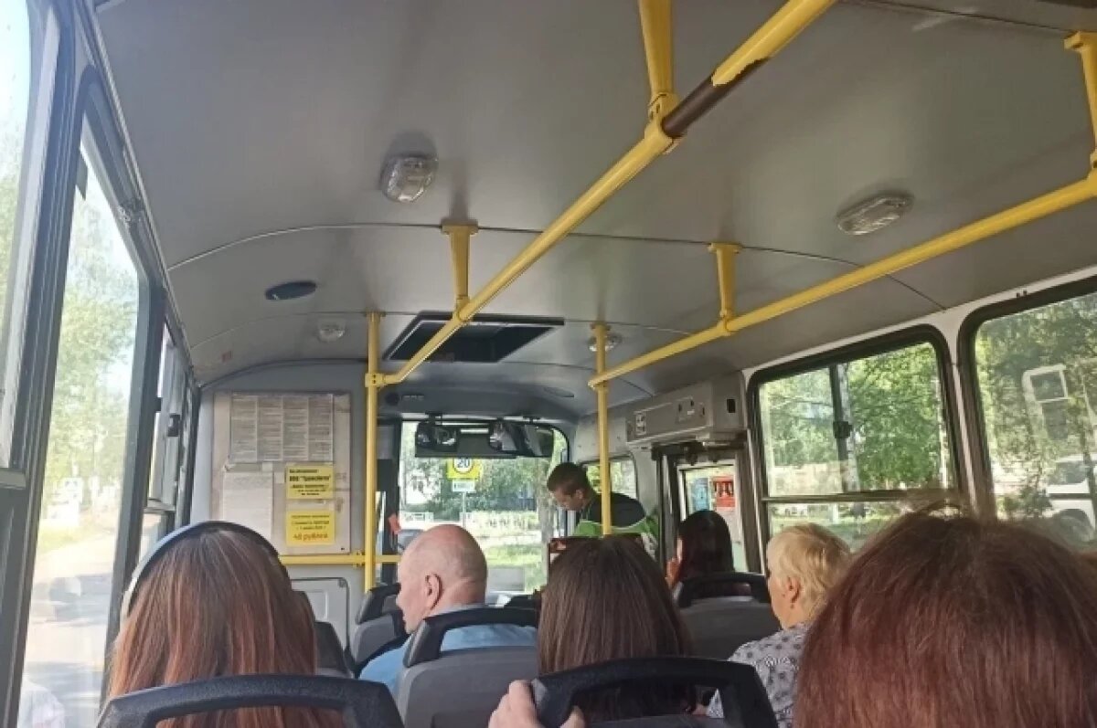    Маму ребёнка зажало дверями, а девочку автобус протащил по асфальту.