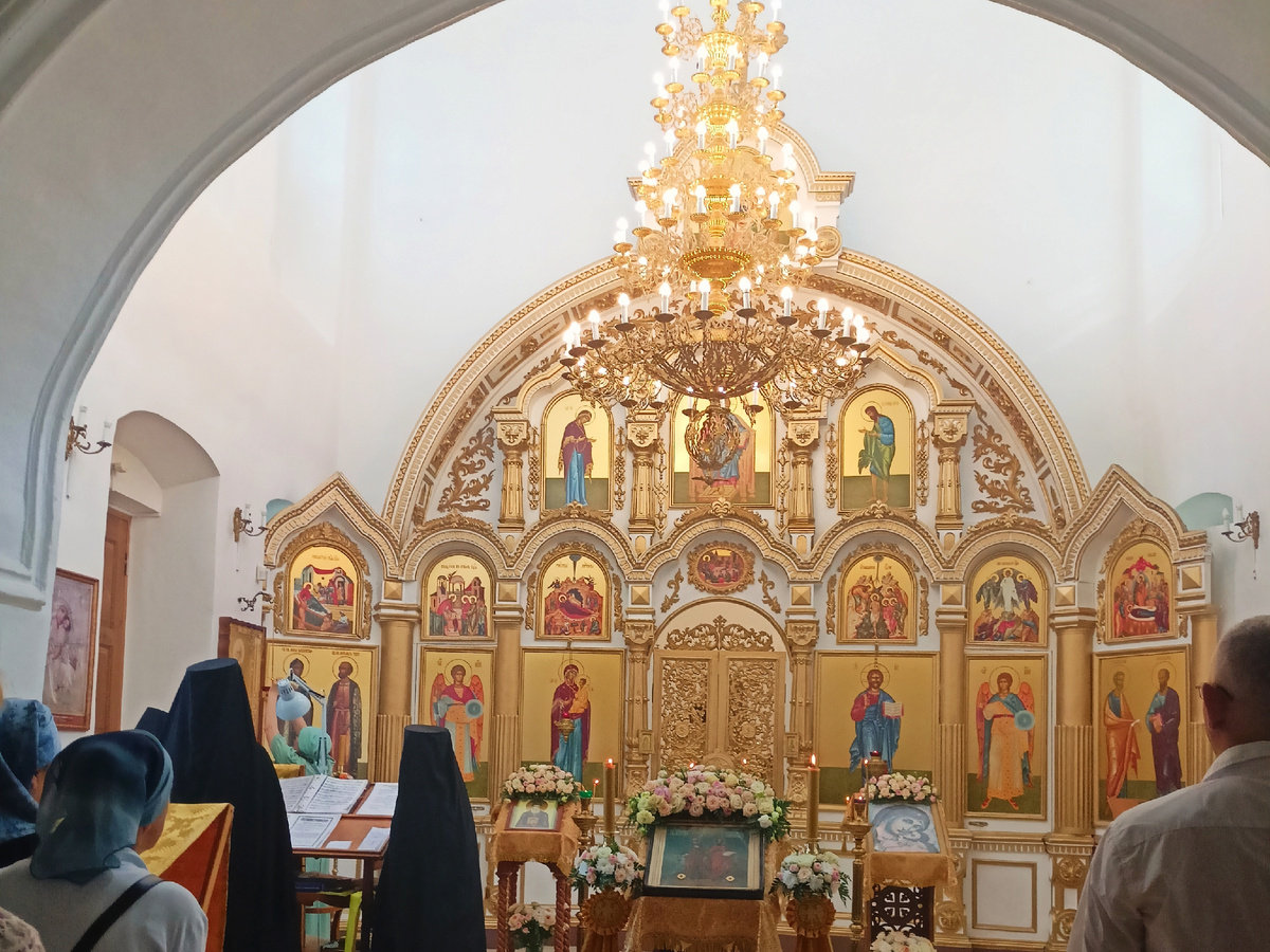 Личное фото: вид на алтарь, во время Литургии (храм Петра и Павла, Кашин) (фото для иллюстрации)