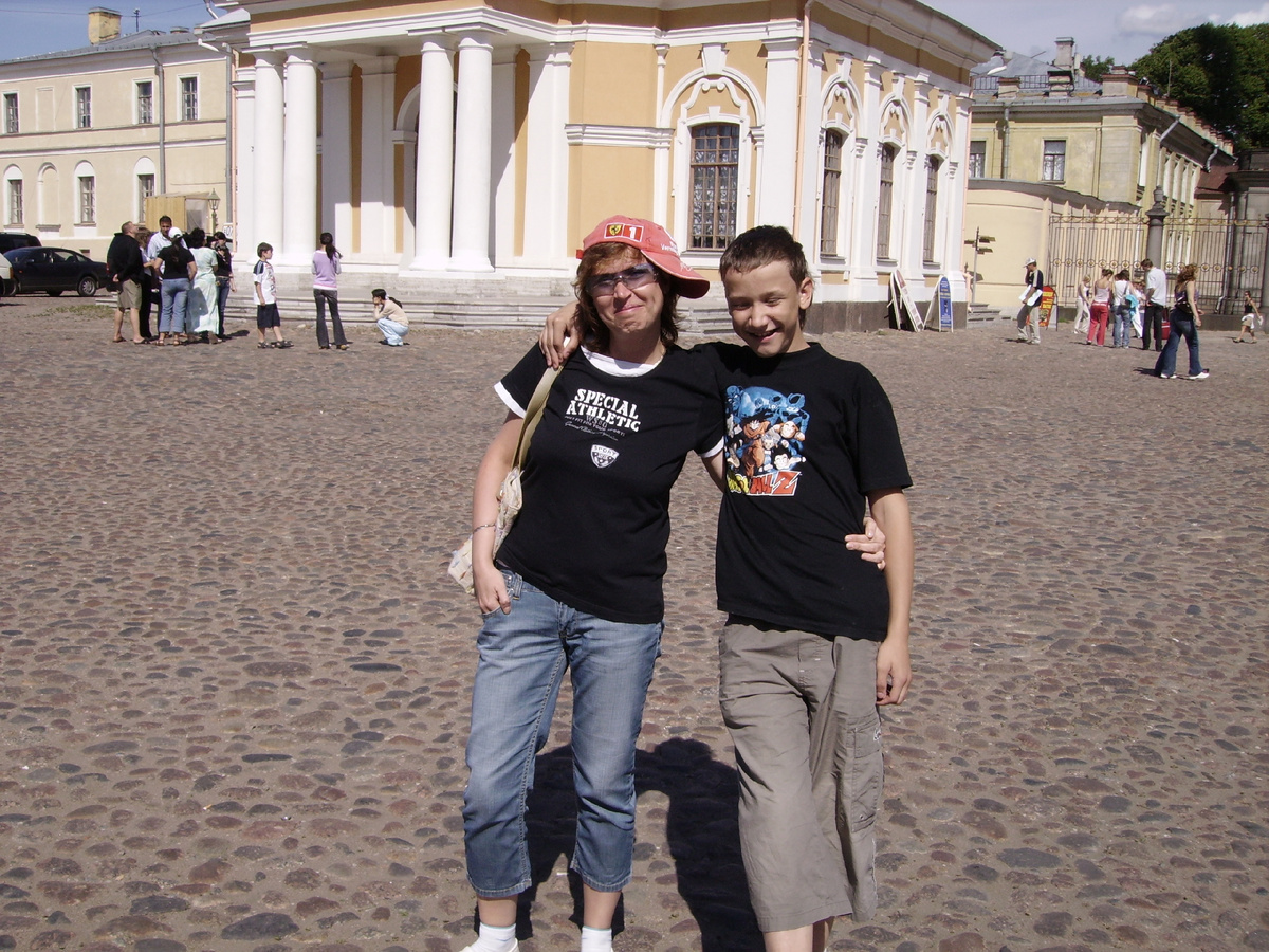 Молодая мама и почти взрослый сын.