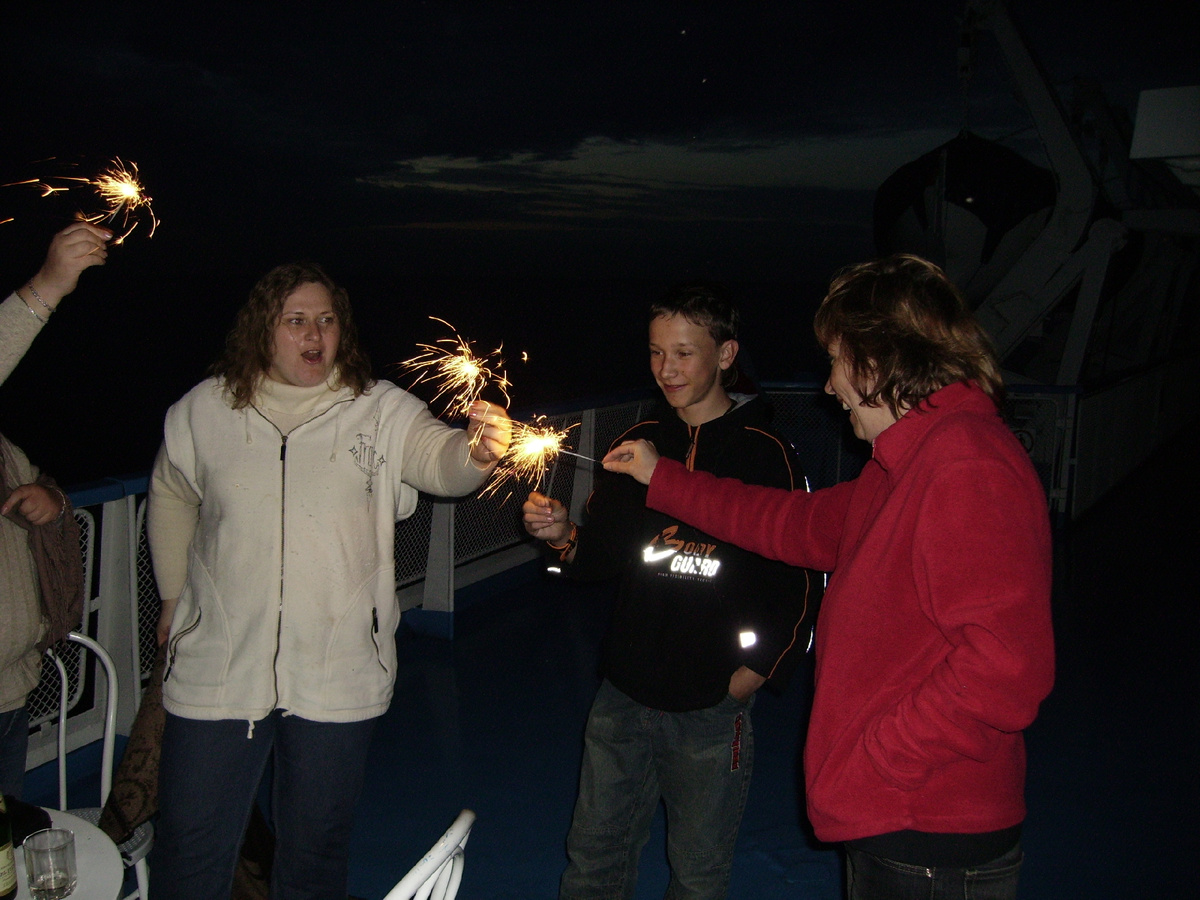  Девушка в белом - моя подруга Кристина и по совместительству - Крестная моего сына.   Единственная настоящая подруга, которой нет уже  больше пятнадцати  лет....