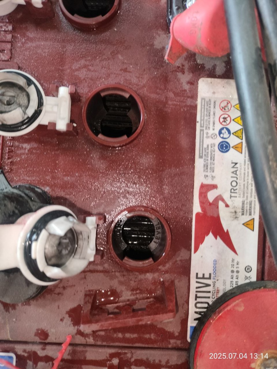 Низкий уровень электролита, пластины не покрыты электролитом