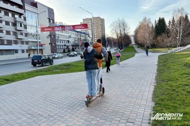    Многие пользователи забывают, что электросамокаты — средства индивидуальной мобильности, и ездят на них парами. Фото: АиФ/ Анна Городкова