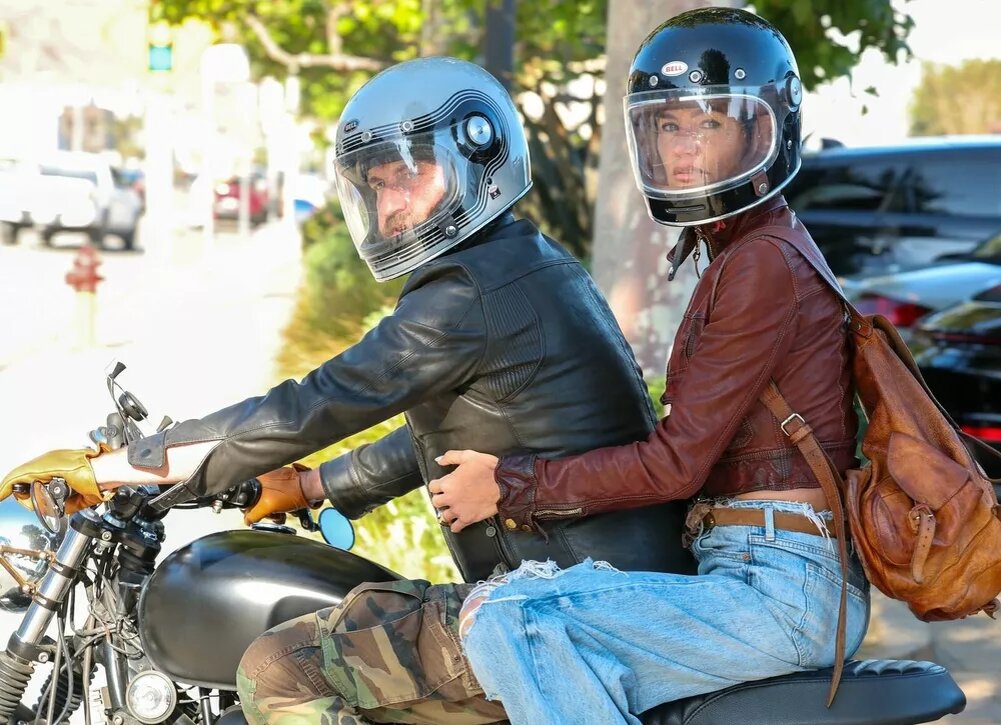    Джерард Батлер с девушкой катаются на мотоцикле по Малибу