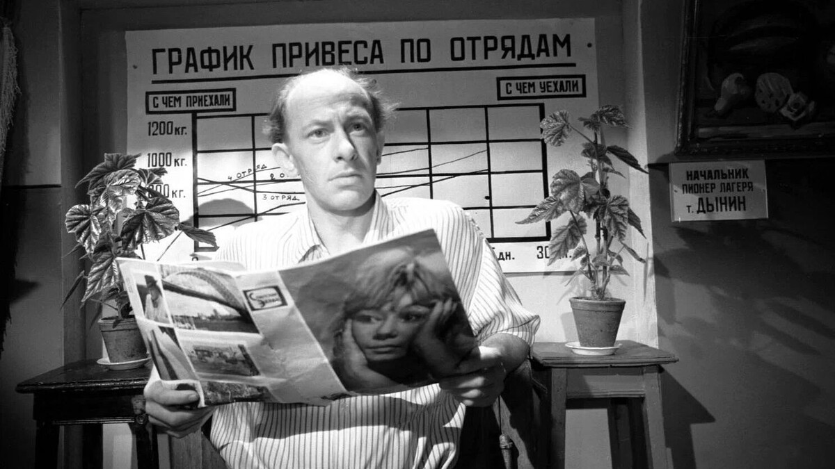     Источник: Кадр из фильма «Добро пожаловать, или Посторонним вход воспрещен» (6+). Режиссер: Элем Климов. Сценарий: Семен Лунгин, Илья Нусинов. Директор фильма: Григорий Лукин. Операторы: Анатолий Кузнецов, Михаил Коропцов. Композиторы: Микаэл Таривердиев, Игорь Якушенко. Художник: Борис Бланк, Владимир Камский, Людмила Ряшенцева.