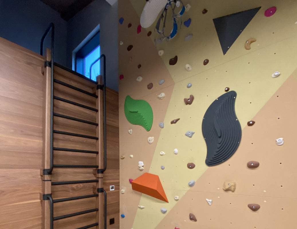 Лестница по мотивам шведской стенки и скалодром