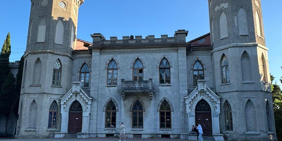 От величия к забвению. Нет ни пальм, ни фонтана, выбиты стёкла... Дворец графини Паниной в Крыму. 2025 г.