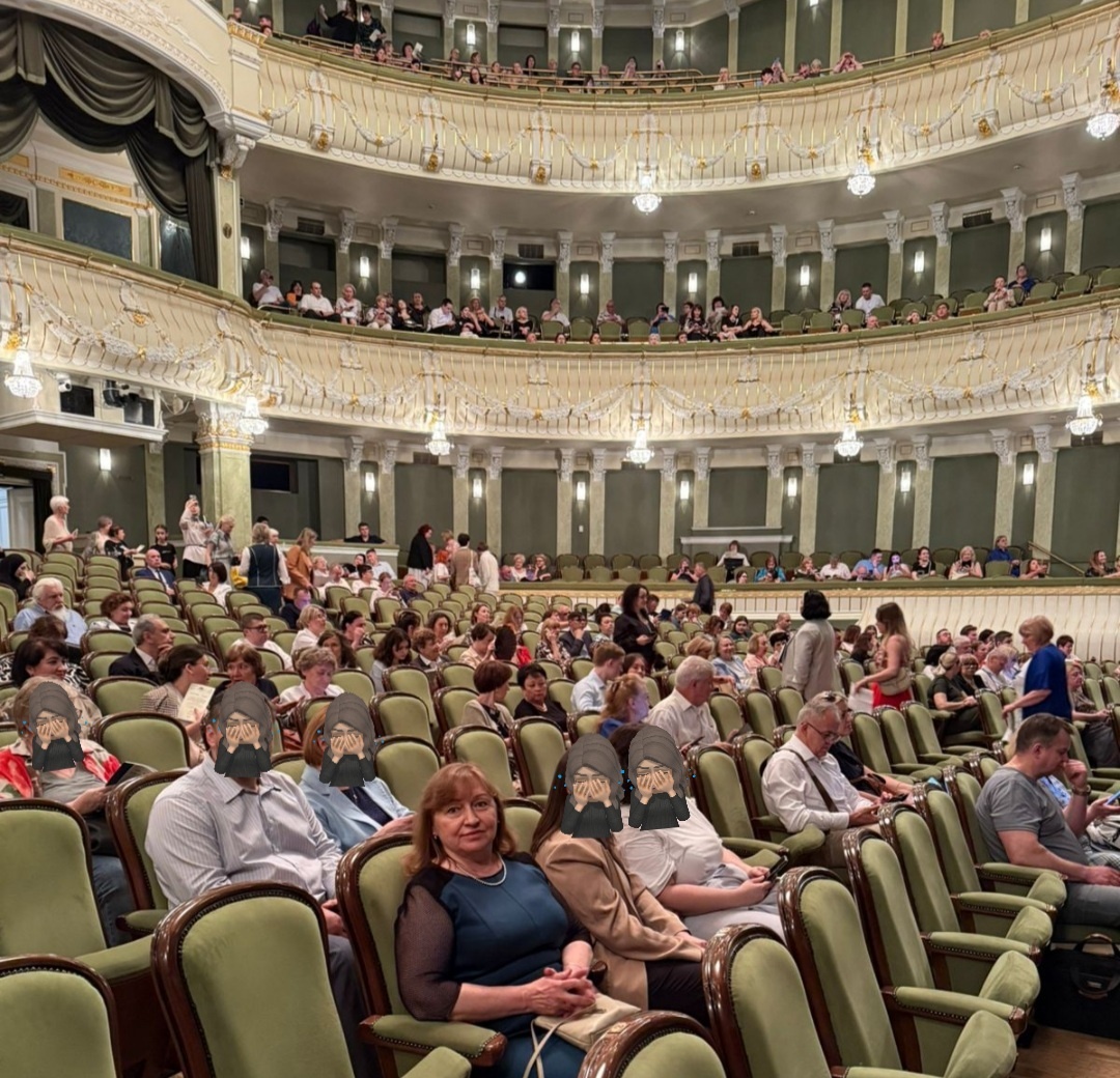 Перед началом спектакля