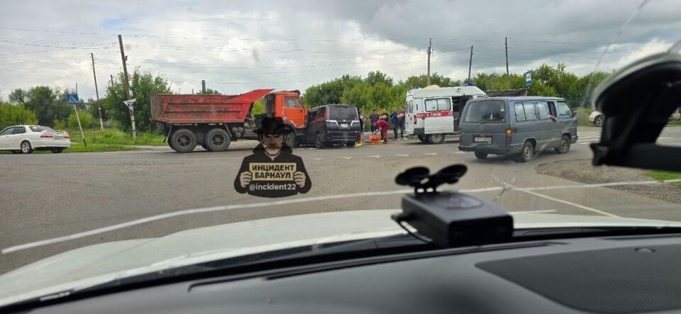    ДТП в поселке Новые Зори. Источник: "Инцидент Барнаул"