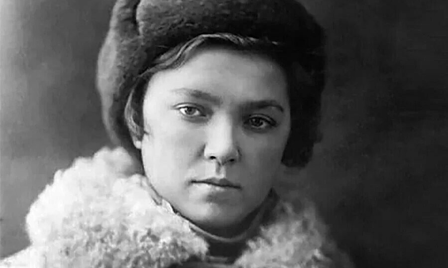 Мы будем помнить подвиг твой, тебя вовек мы не забудем!