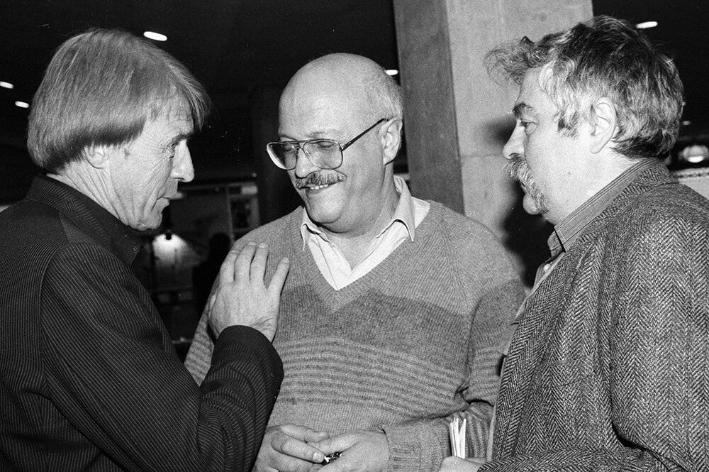    Актер Николай Олялин, кинорежиссер Геннадий Полока и кинорежиссер Савва Кулиш на VI cъезде кинематографистов. 1990 г. Фото: РИА/ Галина Кмит