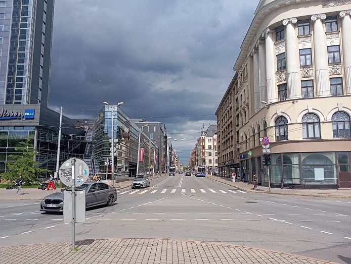 Рига, 6 июля 2025. Вид на улицу Бривибас с места, где когда-то стоял памятник Ленину.