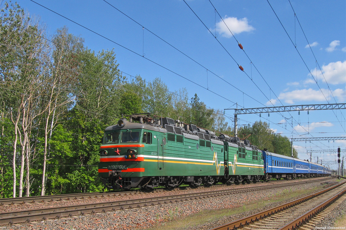ВЛ80 с пассажирским поездом в Беларуси. Фото из интернета