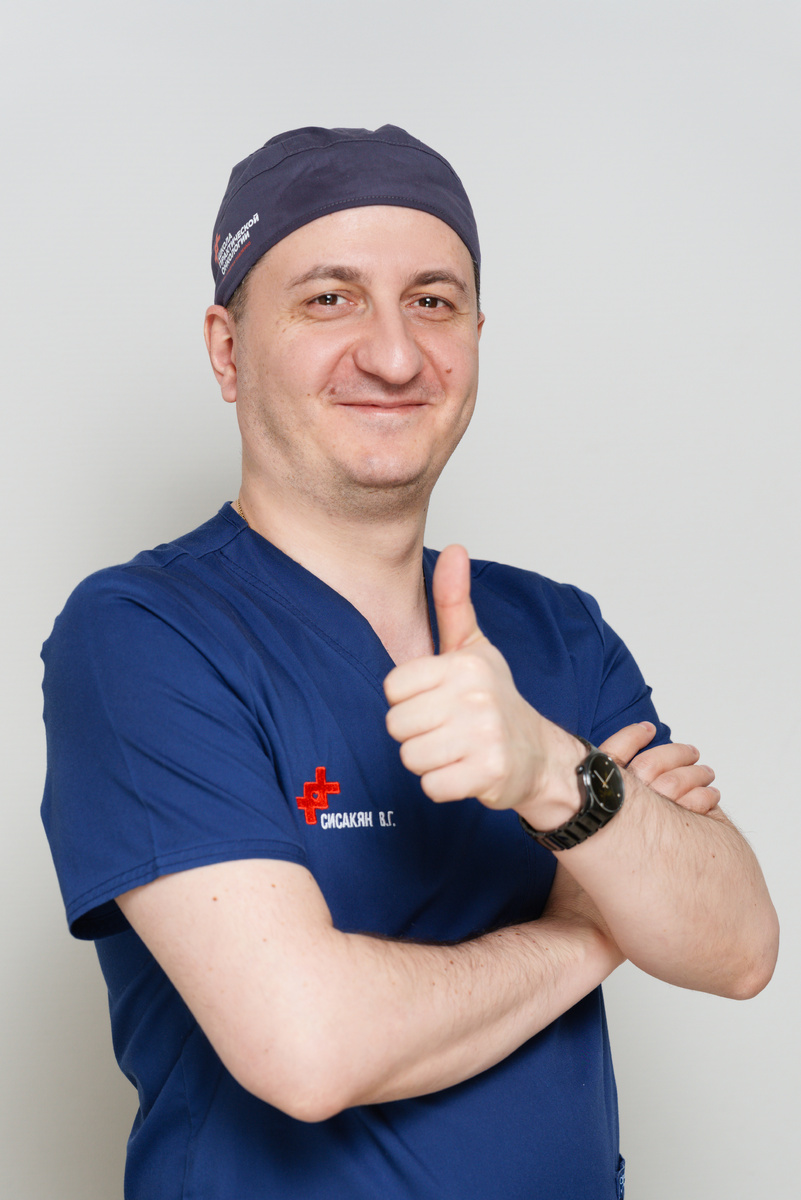 Вираб Гегамович Сисакян — доцент кафедры акушерства и гинекологии факультета медицины и психологии им. Зельмана института медицины и медицинских технологий НГУ,  к.м.н., онкогинеколог в «Клинике Пасман», Новосибирск.