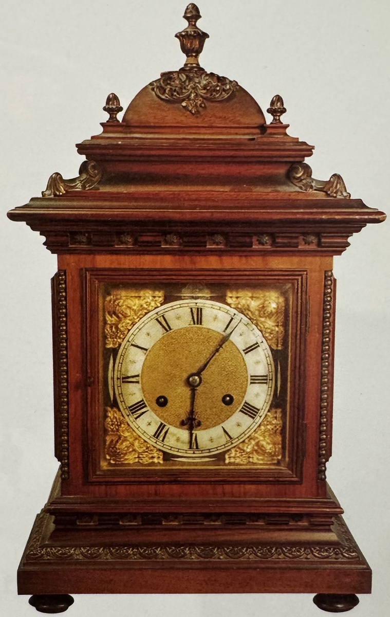 Часовые мастера континентальной Европы не увлекались чрезмерным производством напольных часов, а предпочитали каминные, как, например, этот величественный немецкий образец конца ХІХ в.