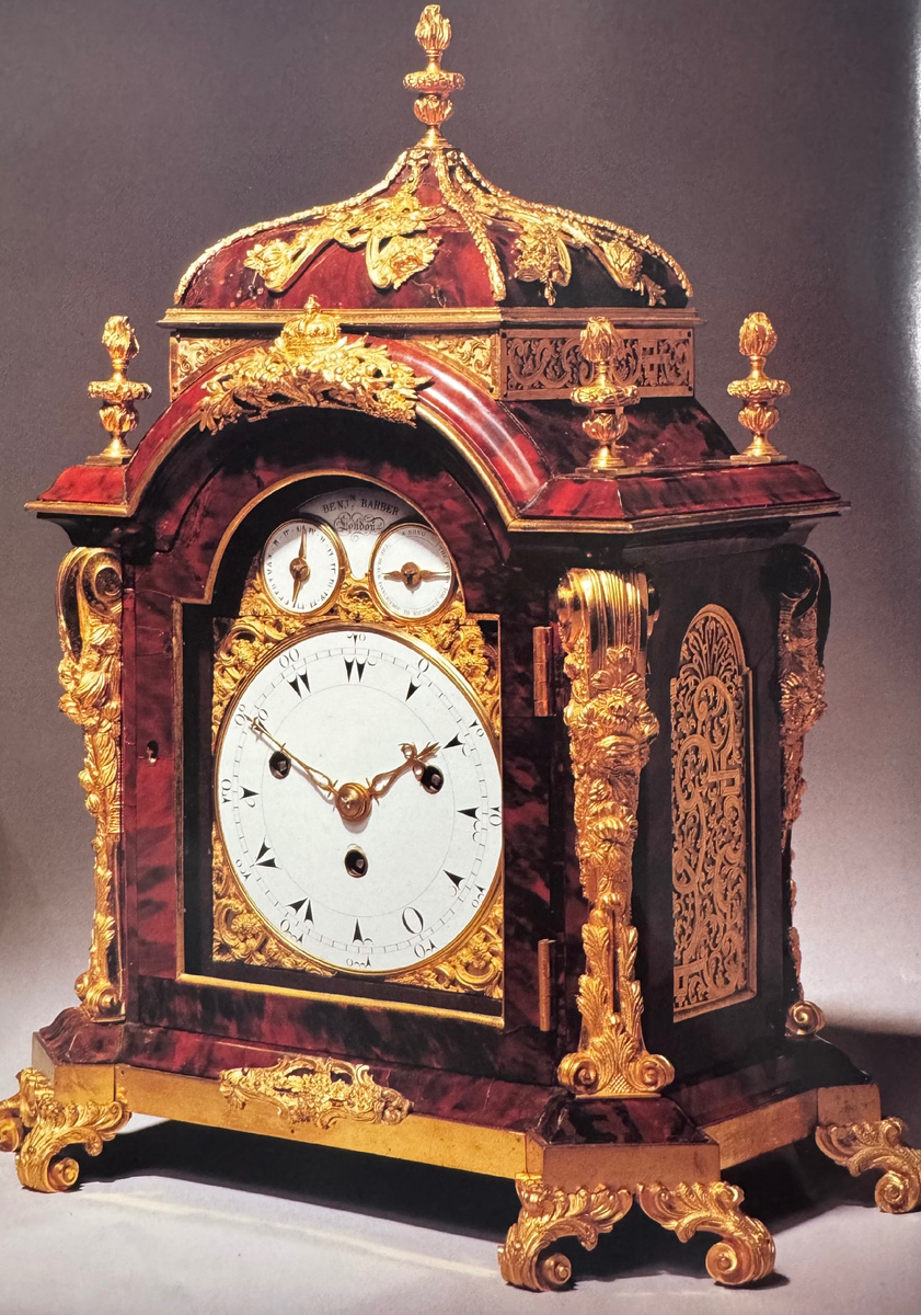 Музыкальные консольные часы Георга III, сделанные из золоченой бронзы и черепашьего панциря лондонским мастером Бенджамином Барбером. В часах, как и в мебели, проявилось стремление все в большей степени усложнять некоторые виды характерных деталей, чрезмерно их украшая, что нередко давало нежелательный результат. Но это не относилось к консольным часам. Эти удивительные часы - один из шедевров в своем жанре, роскошные и в то же время не слишком вызывающие. Замена привычных цифр на циферблате турецкими придает часам особую оригинальность