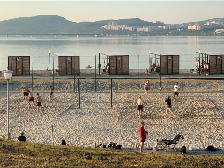    В Коле наградили победителей фестиваля пляжного волейбола. Фото: пресс-служба администрации Кольского округа.