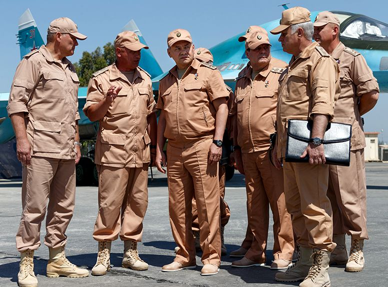 Александр Владимирович Дворников (крайний с лева)