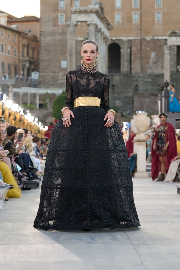 Показ мод Dolce & Gabbana Alta Moda 2025 в Риме (14 июля 2025 г.).