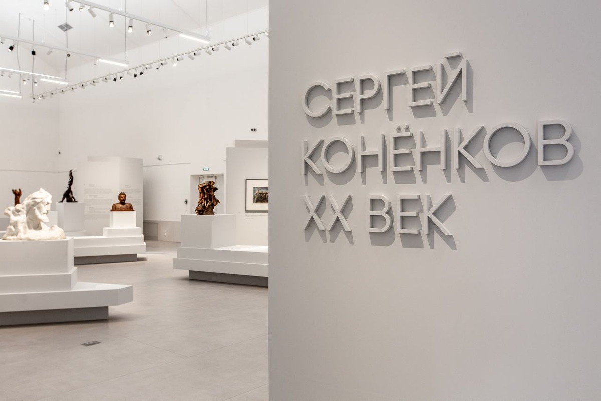 Вход на выставку// фото из паблика НГХМ 