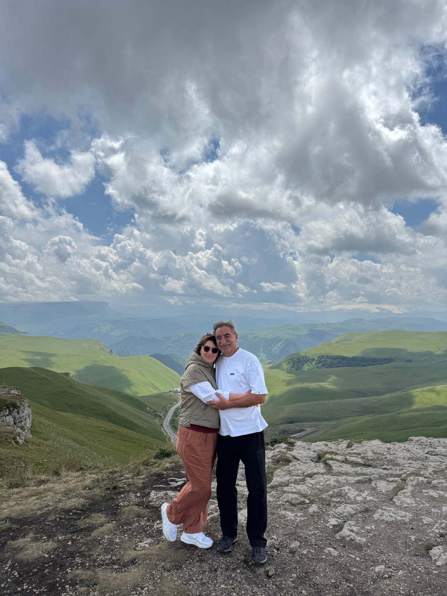 Автор с мужем, вчера по дороге на Долину нарзанов